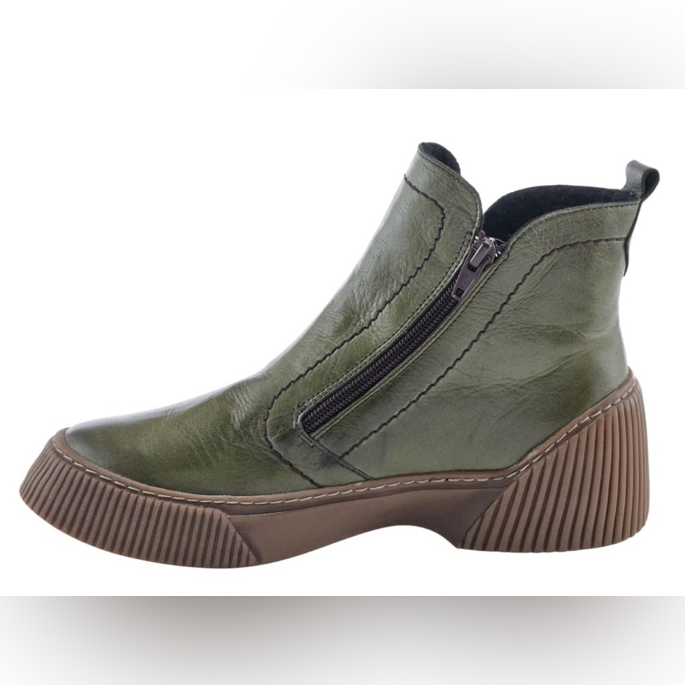 New W/BoxSpring Step Green Leather Ankle Booties. EU 38/ US 7.5-8
